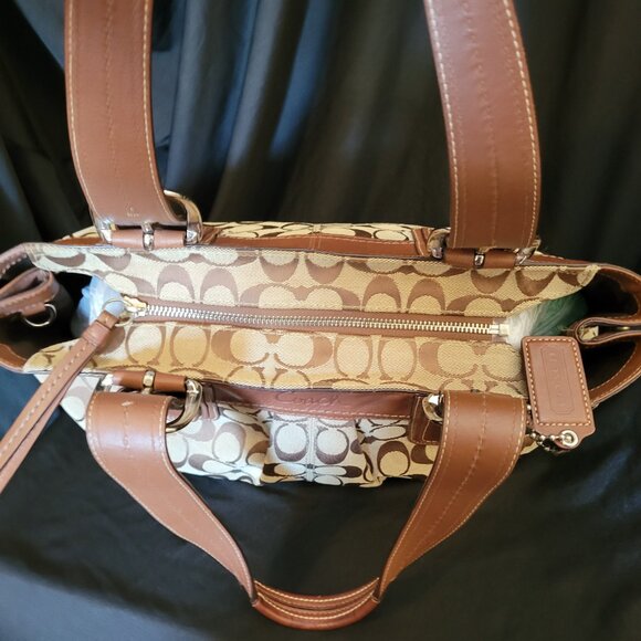 COACH Signature Pleated Shoulder tote in Brown/Beige. Perfect classic fall bag! - Picture 13 of 16